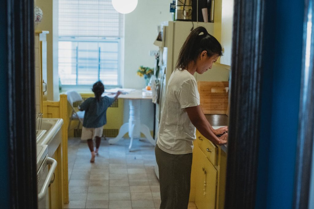5 signes que vous avez grandis avec des parents émotionnellement immatures parent enfant