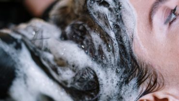 Combien de fois faut-il se laver les cheveux, selon les recherches scientifiques ?
