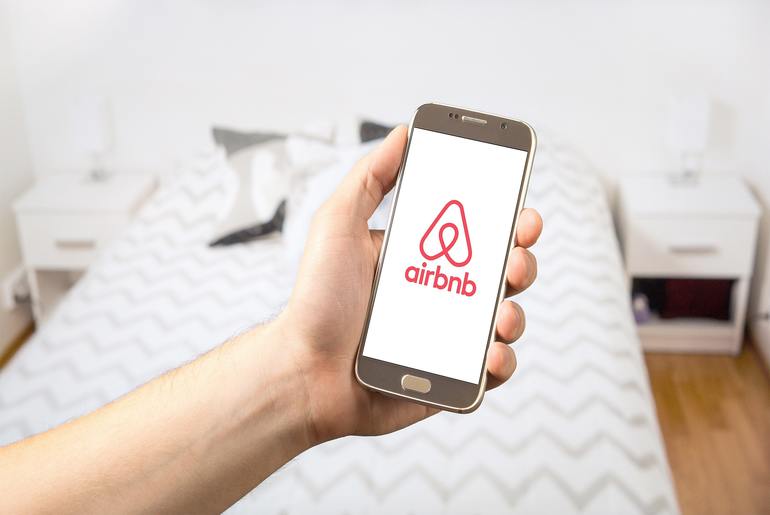 4 methodes intelligentes pour detecter les cameras cachees dans les chambres dhotel et les Airbnbs 4 4 méthodes intelligentes pour détecter les caméras cachées dans les chambres d'hôtel et les Airbnbs
