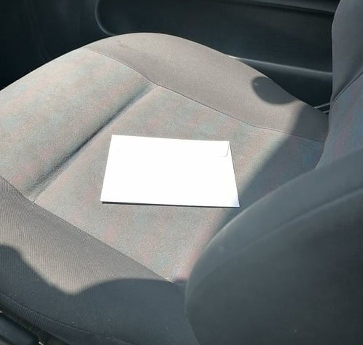 Enveloppe sur un siège de voiture