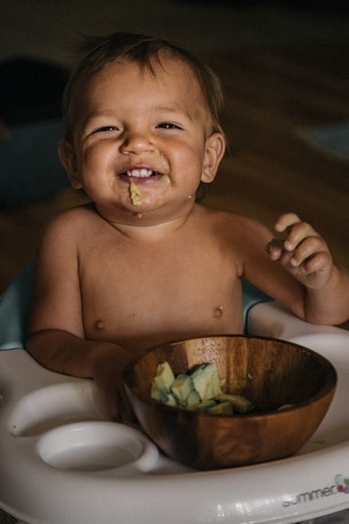 Donner de la nourriture solide aux bebes pourrait etre benefique pour Donner de la nourriture solide aux bébés pourrait être bénéfique pour eux. Comment et quand le faire en toute sécurité ?