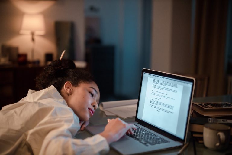 Un manque de motivation ,Des troubles du sommeil ,Irritabilité ,Fatigue physique ,Sentiment de désespoir ,Distraction ,Apathie ,Maux de tête ,Changement d'appétit ,Nervosité ,Difficulté à se concentrer ,Colère irrationnelle ,Augmentation du cynisme ou du pessimisme ,Sentiment de crainte ,Dépression