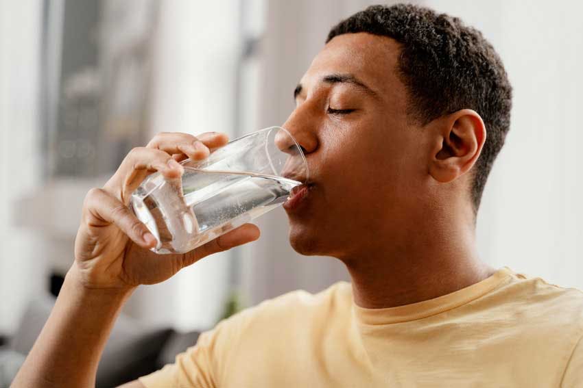 Buvez de l'eau contenant du fluor après avoir pris un repas.