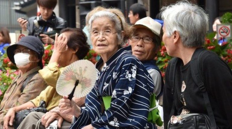 5 habitudes saines que les Japonais peuvent nous apprendre pour prolonger notre espérance de vie 30 aliments différents 5 habitudes saines affirmer algues alimentation améliorent l'humeur boissons Buvez du thé vert cercle social d'Okinawa cuivre d'antioxydants Entretenez des espérance de vie fer habitude habitudes saines intestin iode JAPON japonais maladies chroniques minéraux moai nourriture oméga-3 petite petites assiettes plantes marines poisson portion produits protéines réduit le risque de maladies chroniques saine et nutritive végétaux nutritifs vos cellules immunitaires
