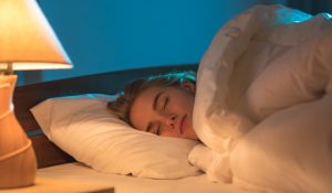 5 raisons pour lesquelles vous ne devriez jamais dormir avec les lumières allumées