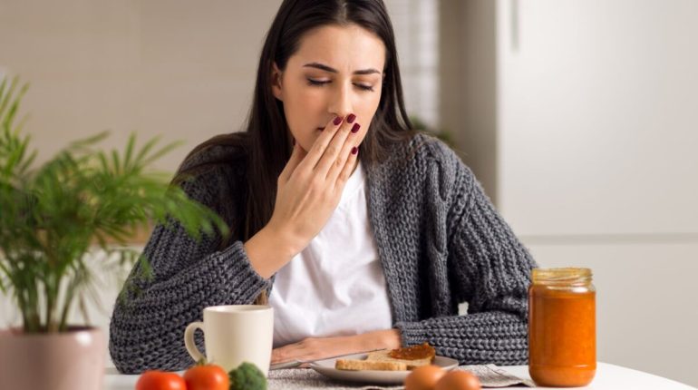 6 remèdes maison efficaces pour prévenir les vomissements 6 remèdes maison boulimie changements corporels Clous de girofle Eau + citron Eau sucrée et salée évanouissement force gingembre Jus d'orange l'anorexie l'intestin l'organisme nausée Nausées pathogènes prévenir restauration rythme rythme cardiaque Saunf sensation suralimentation symptômes Troubles vomissements