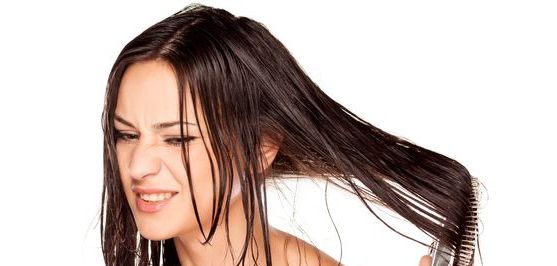 Brosser ou coiffer des cheveux mouillés