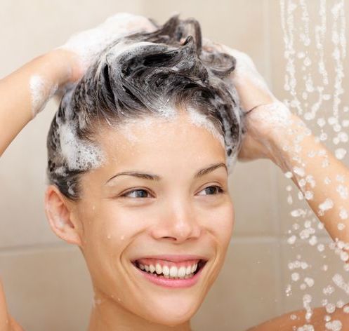Se laver les cheveux trop souvent et avec de l'eau très chaude