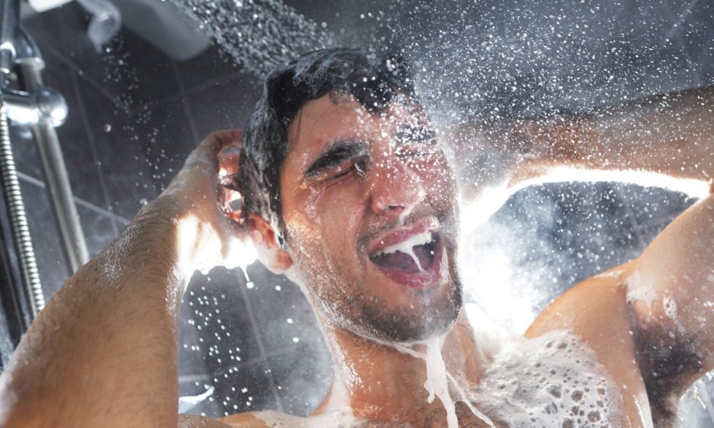 Faut-il vraiment se baigner tous les jours pour être propre 3 homme prend une douche