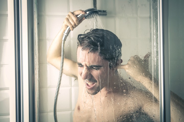 homme prend une douche