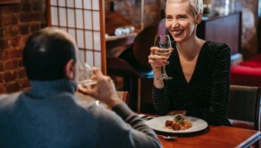 21 règles simples d’étiquette au restaurant pour impressionner les autres par vos manières