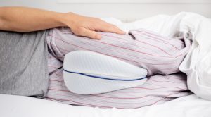 Pourquoi faut-il placer un oreiller entre les jambes quand on dort ?