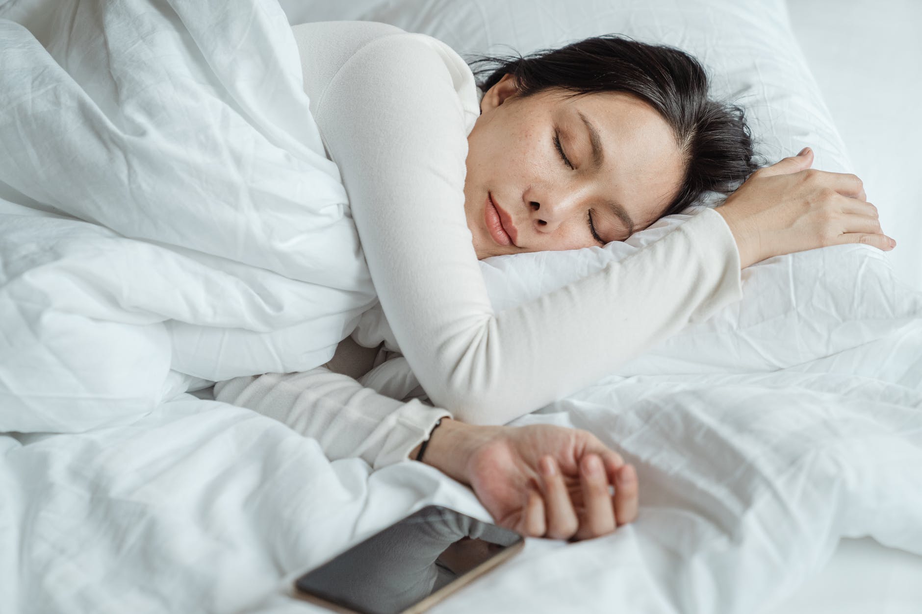 dormir sur le côté gauche pourrait être nuisible  à votre cœur