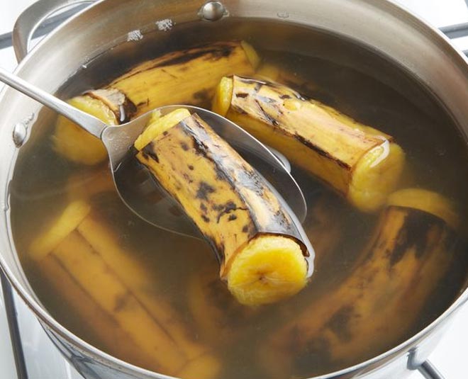 Préparation du thé à la banane