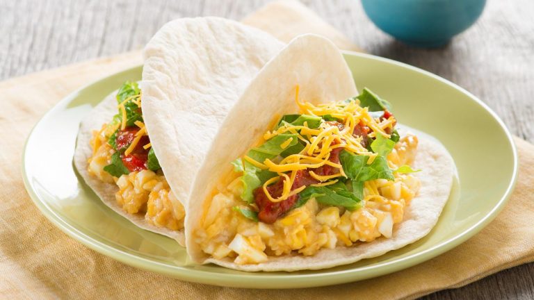 Tacos aux œufs brouillés