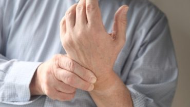 5 solutions naturelles pour soulager les douleurs aux mains 3 5 solutions naturelles pour soulager les douleurs aux mains Une douleur à la main ne doit pas être prise à la légère