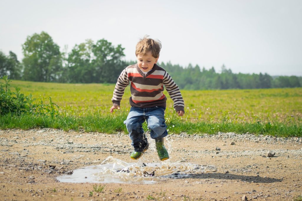 9 bonnes raisons d’inciter vos enfants à jouer dans la terre Il aide vos enfants à développer un système immunitaire sain
