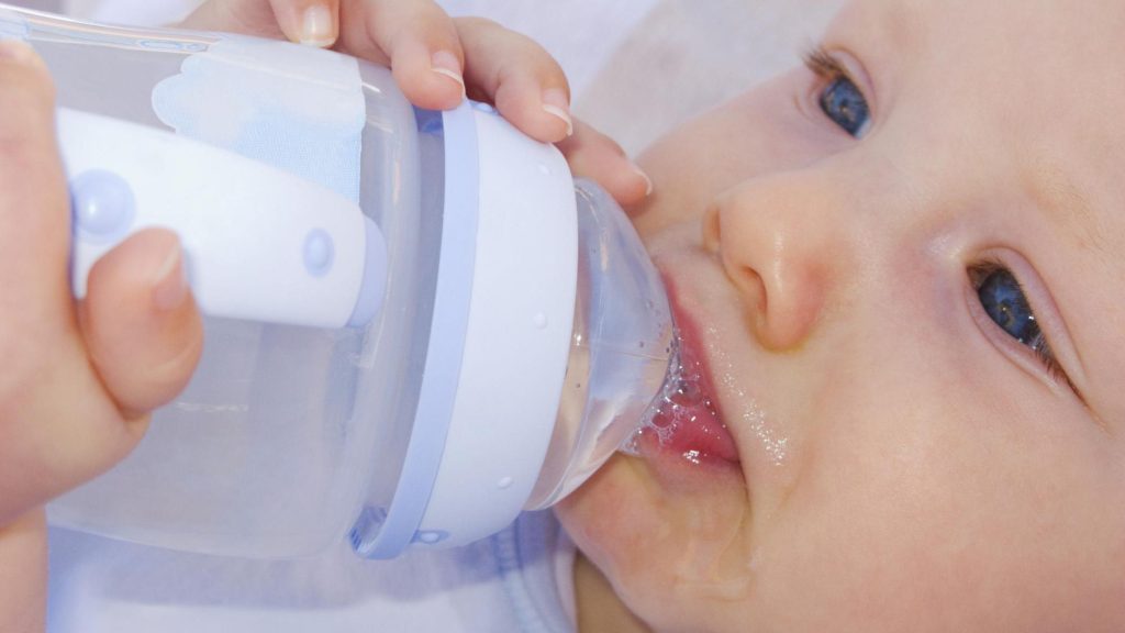Pourquoi il ne faut pas donner de l’eau aux bébés de moins de 6 mois 000 L'apport en eau conseillé par jour bébé de 6 mois