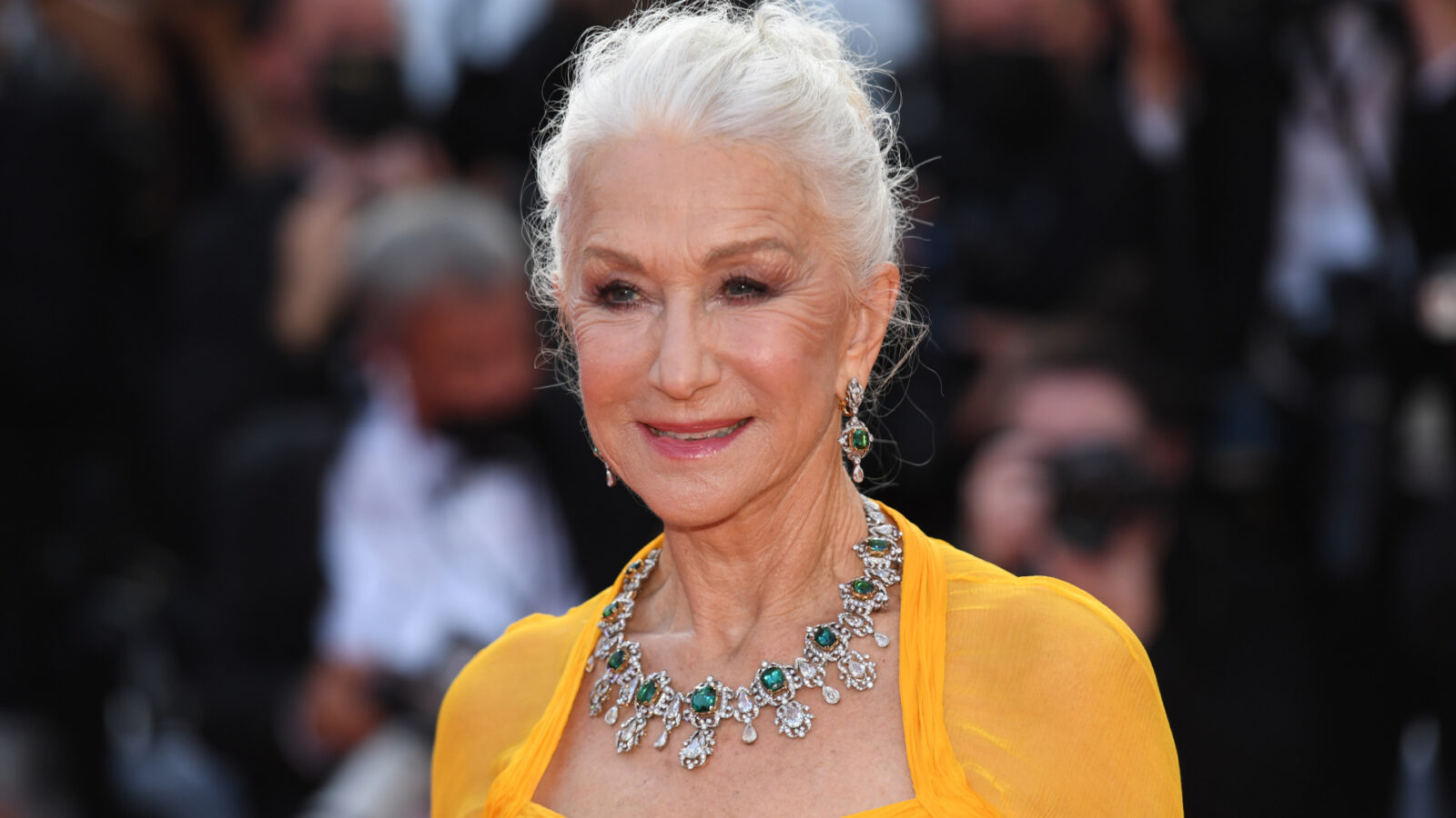 Cheveux colorés en gris platine de Helen Mirren