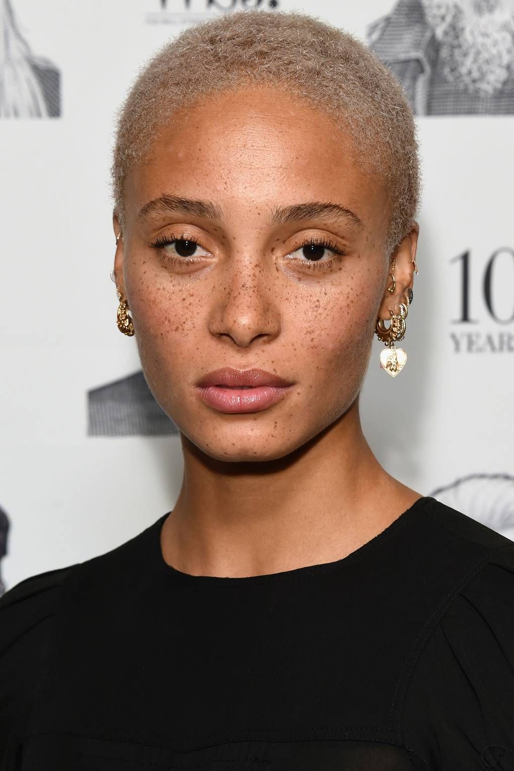 Adwoa Aboah se raser la tete