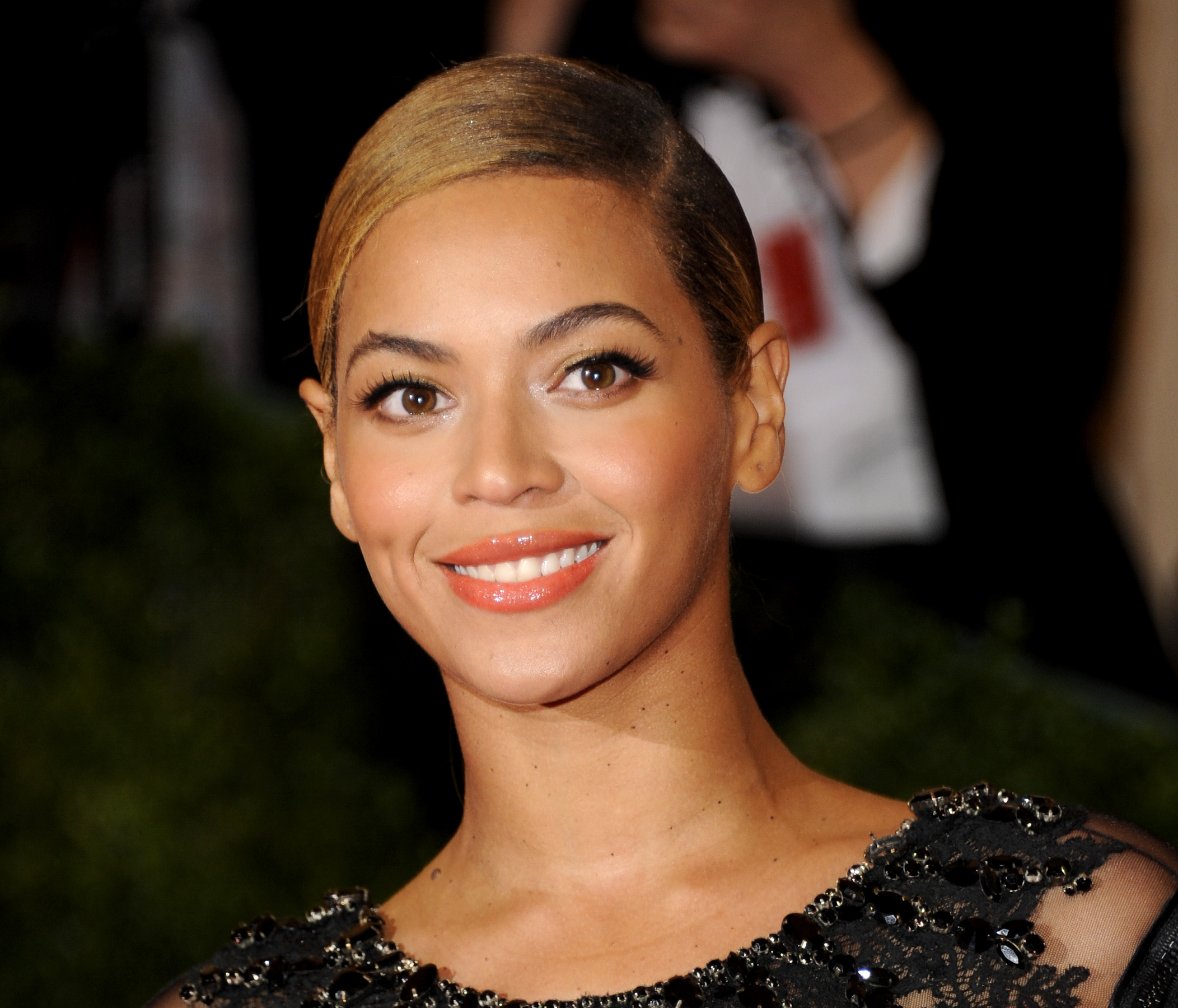 Beyoncé coiffe ses sourcils avec un bâton de colle.