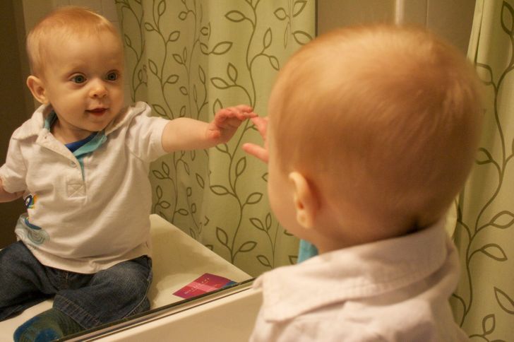 Cacher les miroirs à votre enfant en raison de superstitions populaires