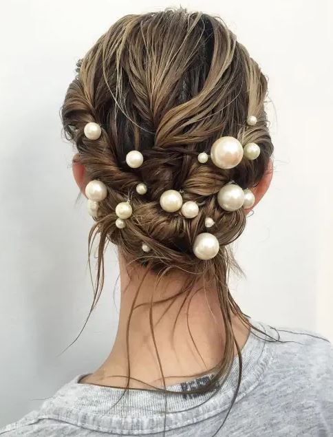 Updo avec épingles à perles