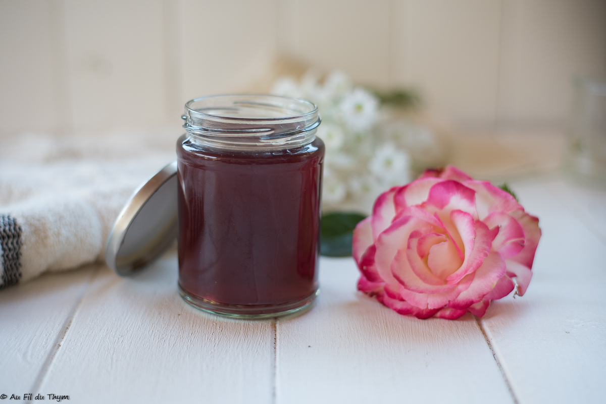 Préparation de l'eau de rose pour les soins capillaires