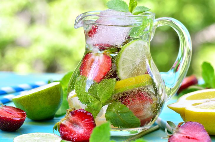 Boisson aux fraises et aux herbes fraîches