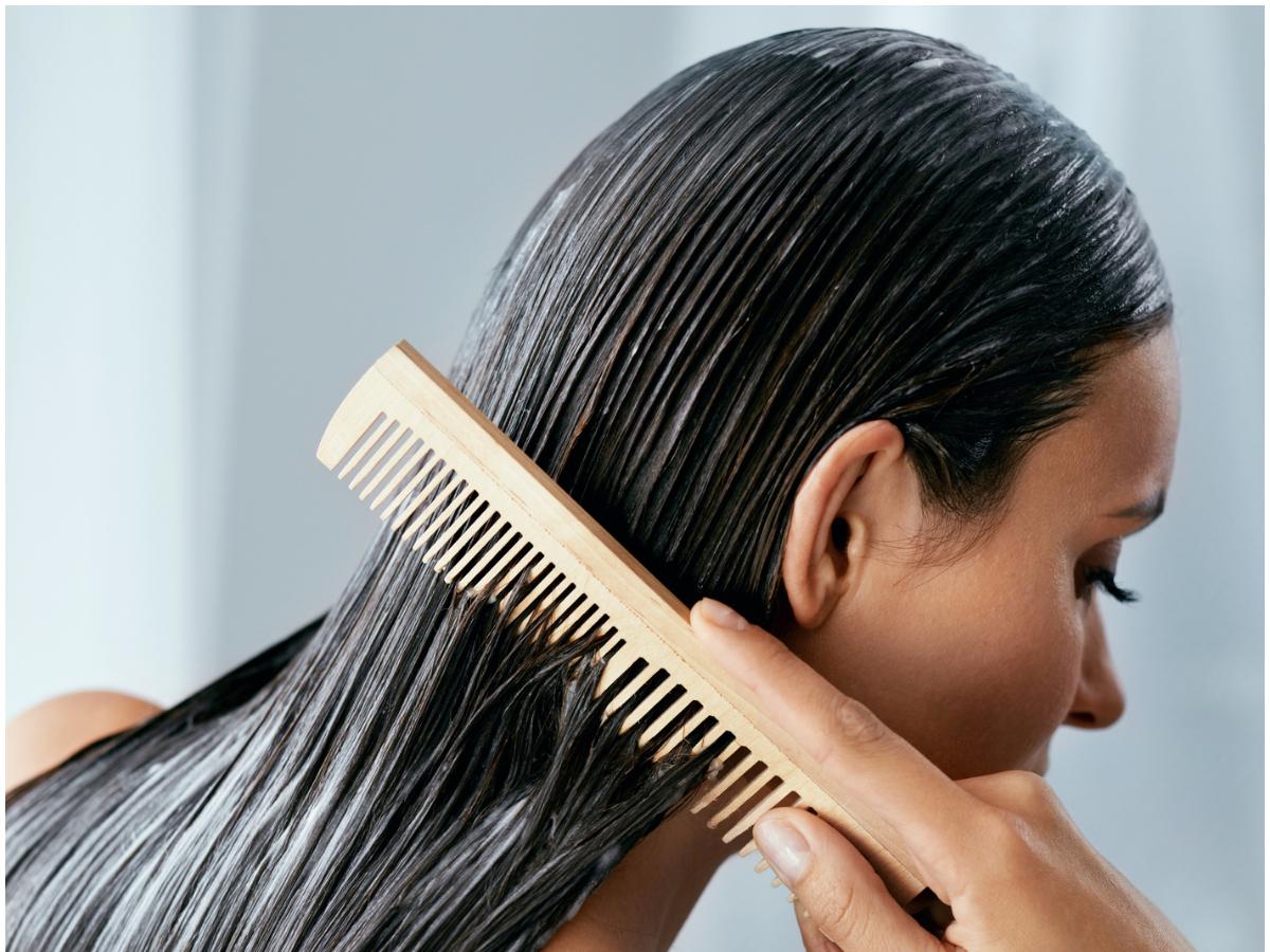 Démêlez vos cheveux à l'aide d'un peigne à larges dents