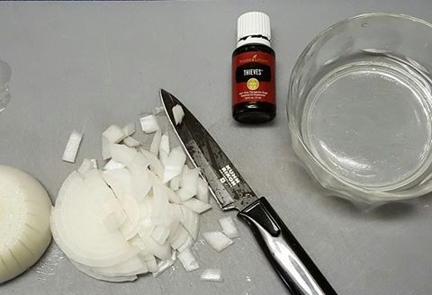 Appliquez des huiles essentielles lorsque vous coupez des oignons