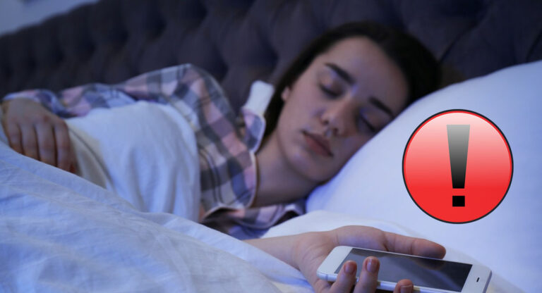 dormir avec son téléphone au lit