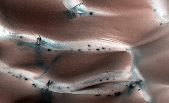 ue sont ces points noirs sur la surface de la planète Mars