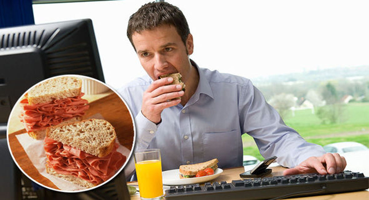 Les raisons pour lesquelles manger à son bureau peut être dangereux pour la santé