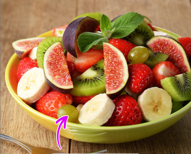 Manger différents types de fruits en même temps