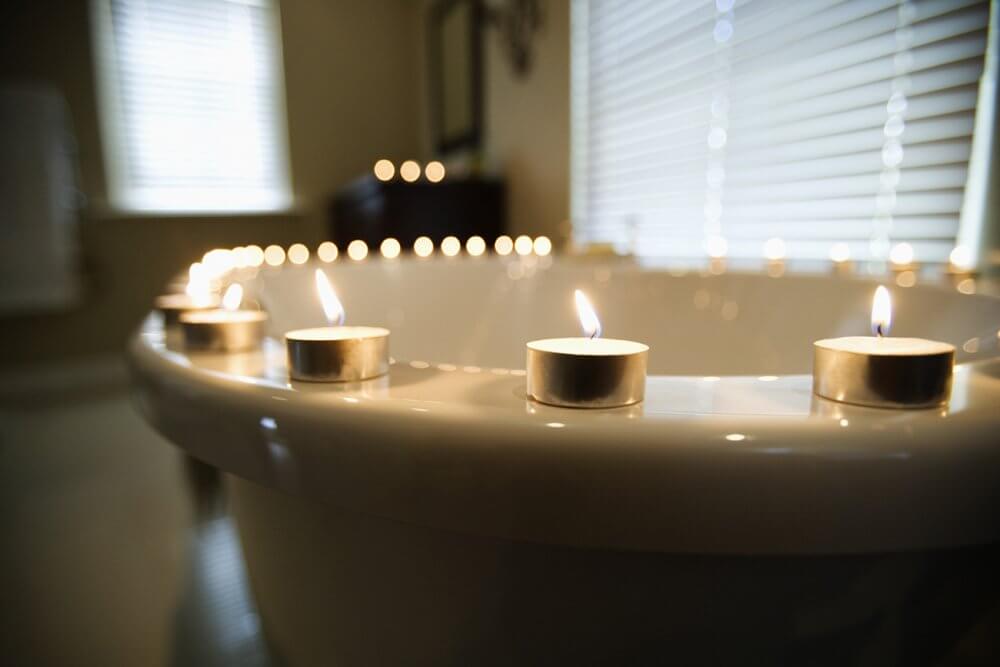 Les bougies éliminent les mauvaises odeurs dans la salle de bains0