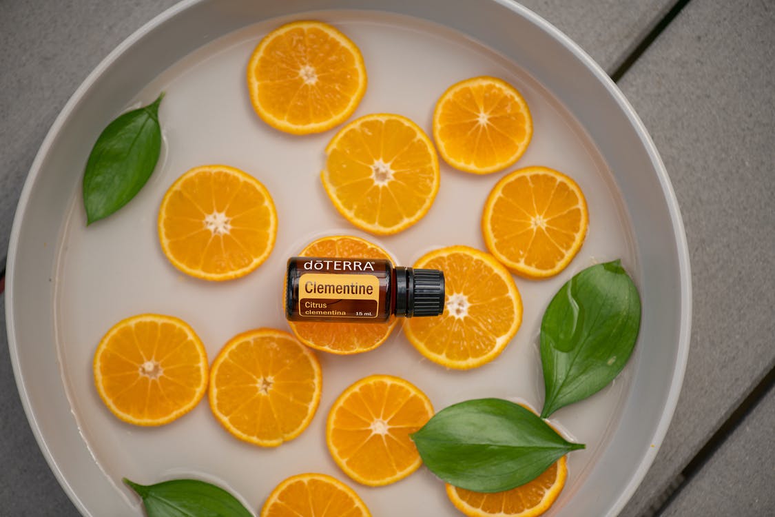 Vaporisez de l'huile essentielle d'orange dans votre maison
