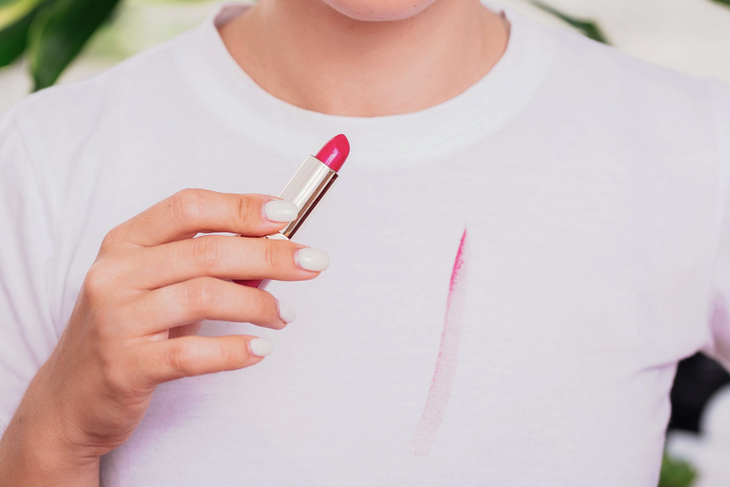 Elles enlèvent les taches de rouge à lèvres avec de la laque